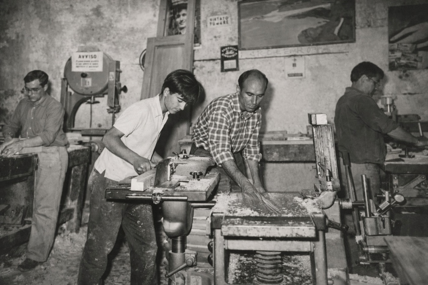Foto storica del laboratorio O.SER.PLAST con artigiani al lavoro