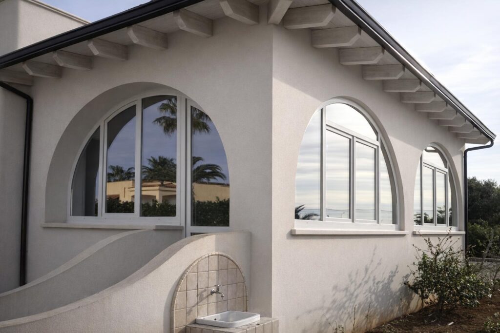 Infissi ad arco su facciata esterna