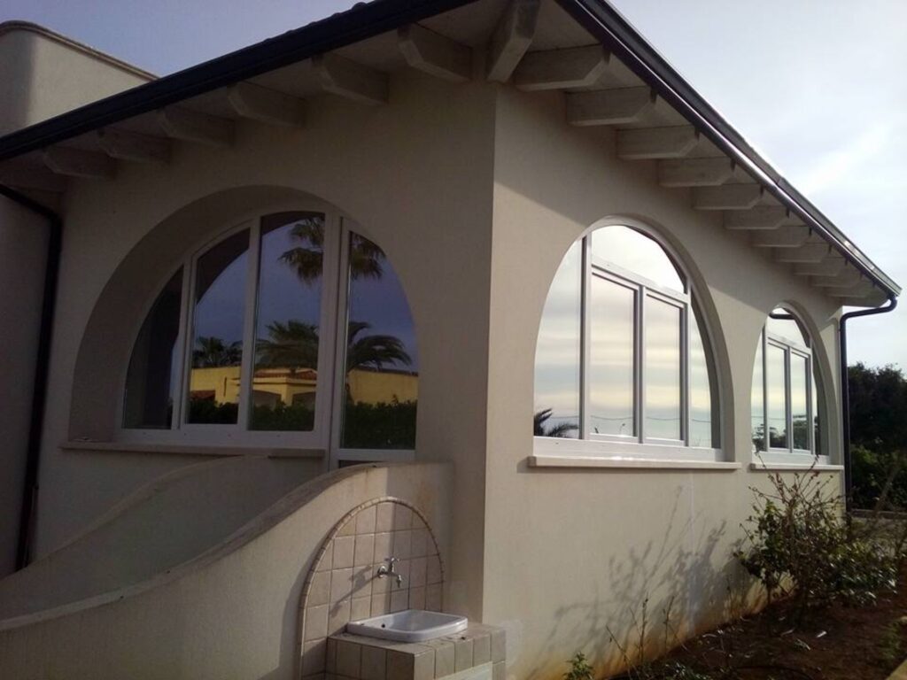 Infissi ad arco su facciata esterna