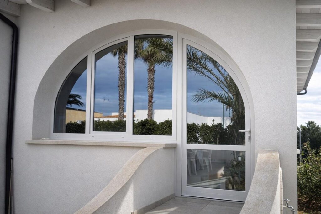 Porta finestra ad arco su misura