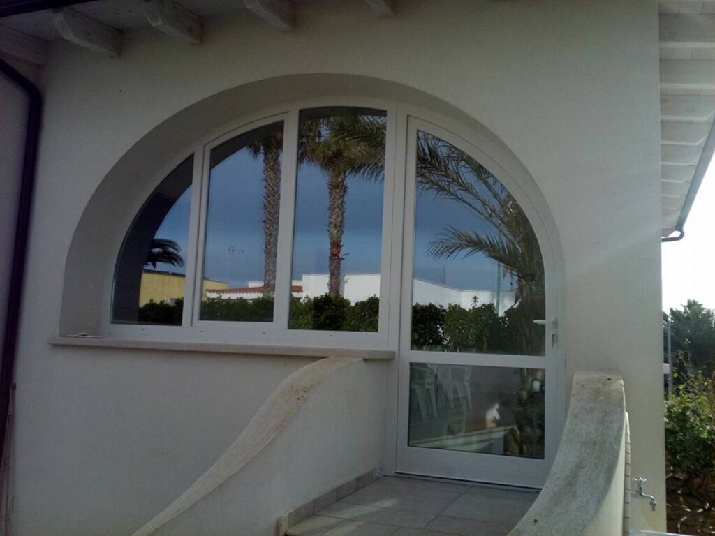 Porta finestra ad arco su misura