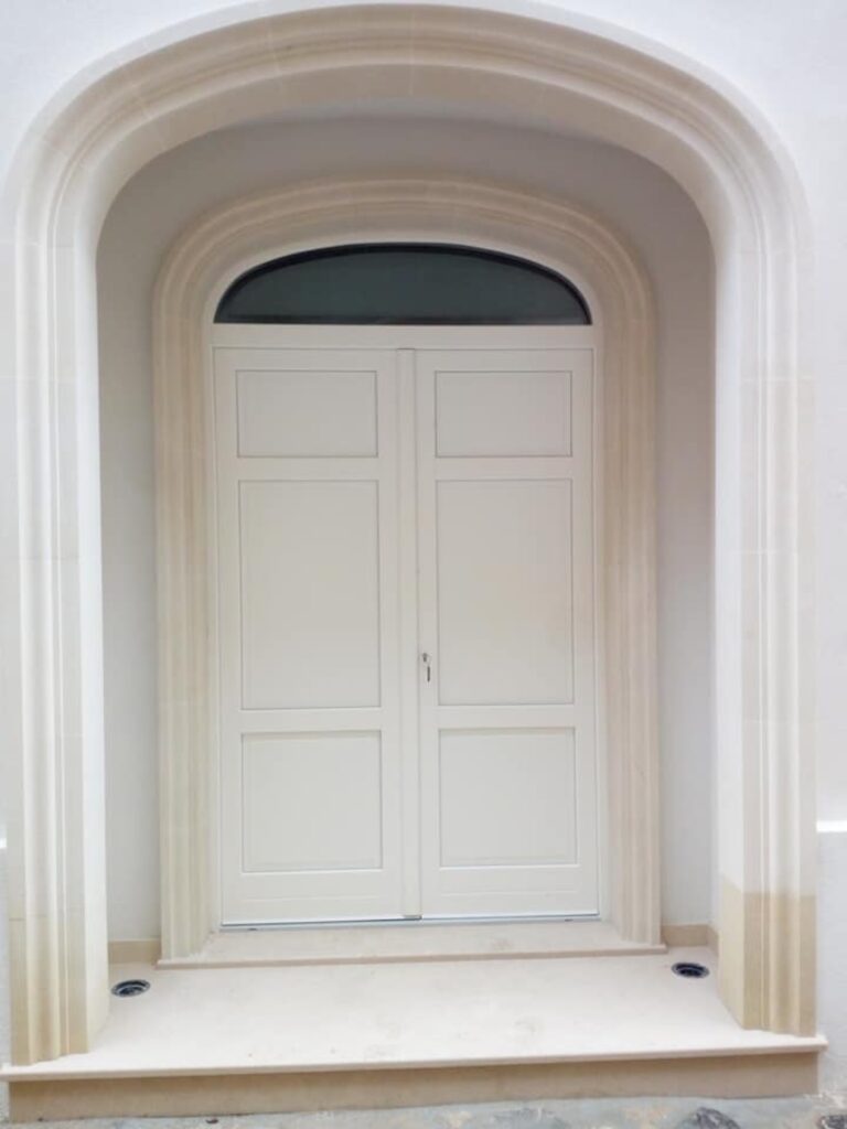 Porta d'ingresso classica ad arco