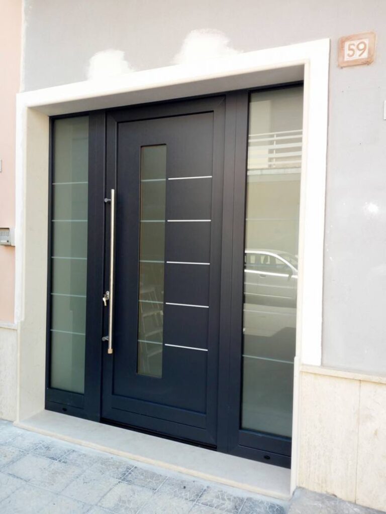 Portoncino moderno con vetri laterali